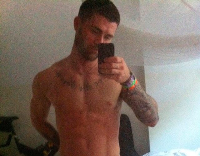 CromosomaX's tweet photo. #INSTAPOLLA: el modelo Kyle Krieger te lo enseña TODO en un selfie con un iPad. ¿La tendrá más grande?
https://t.co/X74PzxVMk5 https://t.co/6R20IKuKqA