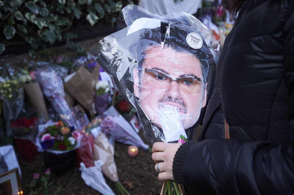 BuzzFeedNews's tweet photo. Fans pay tribute to George Michael with flowers and messages outside of his north London home. The singer died on Dec 25 

(📷: @GettyImages) https://t.co/4sfuSOnTwl