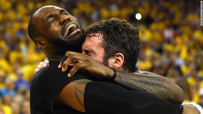 MaryPatrux's tweet photo. une des plus belles photos de l'année. l'émotion de Lebron en juin dernier #NBAEXTRA 😎 https://t.co/j4rMJ6locF