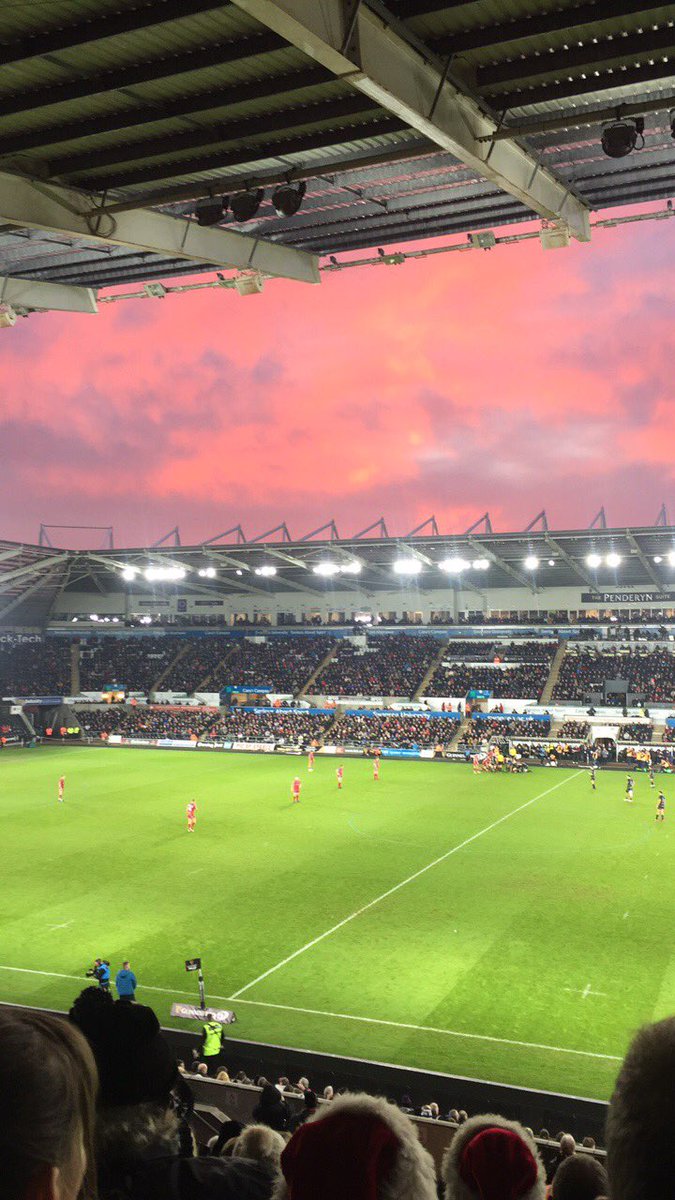 bec0077's tweet photo. Red sky over #libertystadium #GUINNESSPRO12 clear sign @scarlets_rugby to win!!! https://t.co/vLyCnBK1Kx