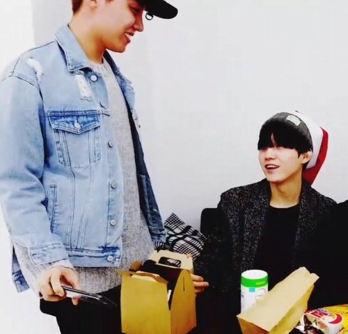 btsugartwt's tweet photo. 23:23 https://t.co/1aFI4by9sh