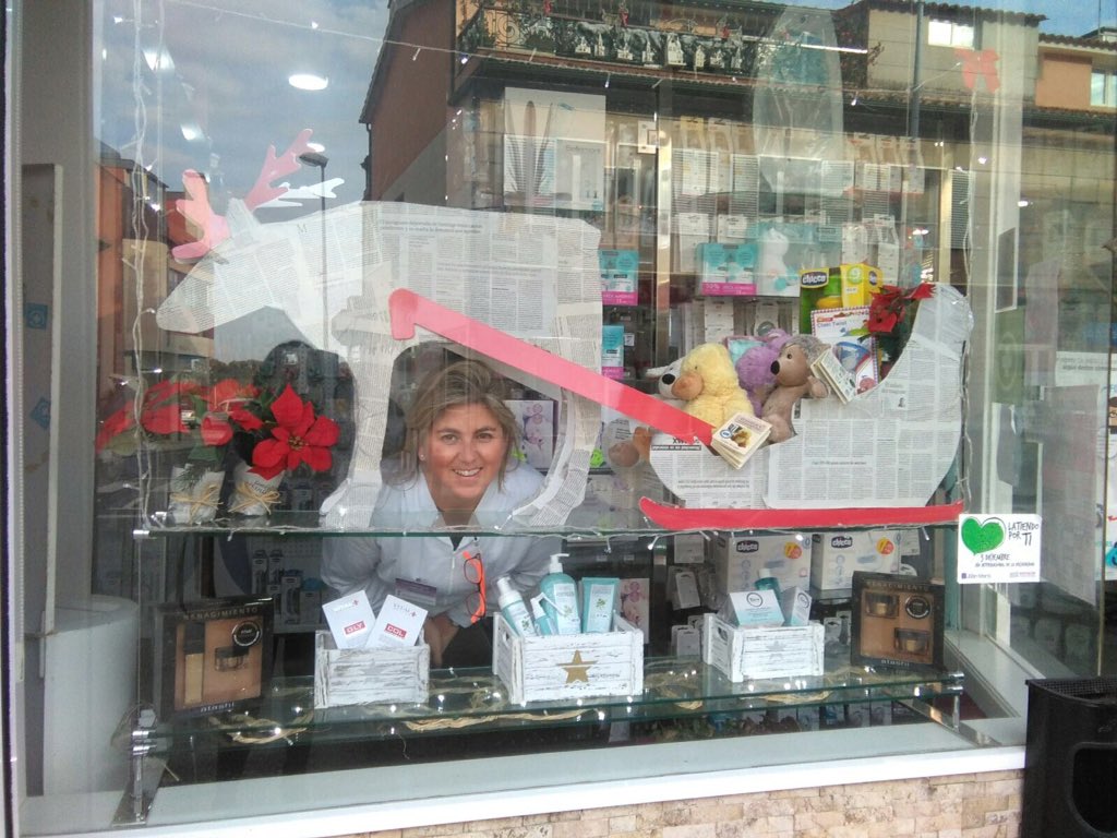carmenpc261015's tweet photo. Decorando Baiona no Nadal. Siguiendo la Estrella. Farmacia Sabarís C. Loperena de Saa y La Pedalería #Baiona #Nadal #concursodeescaparates https://t.co/9sJiW7cQfG