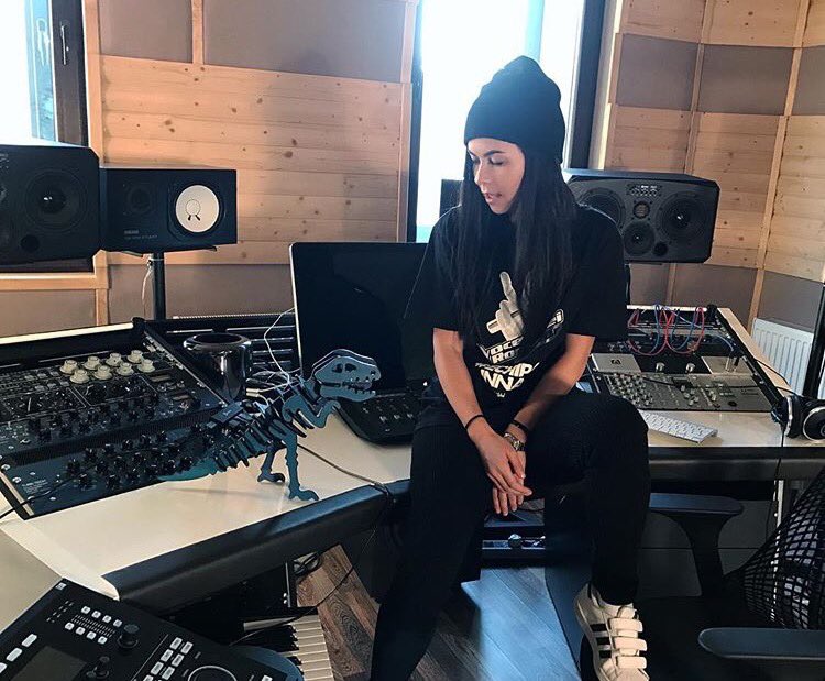 inna_ro's tweet photo. In the studiooo! Thanks @coach for sending #RexyTheCoachDino 🖤 https://t.co/MFtu6WyT5I