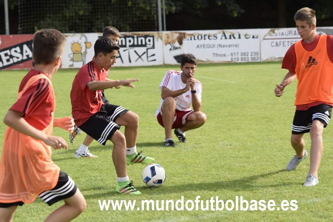 OsirisAzote's tweet photo. Un jugador normal recibe el balón y piensa qué hacer con él....Un gran futbolista antes de recibir el balón, ya sabe lo que va a hacer.. https://t.co/j9oNxQfs0Z