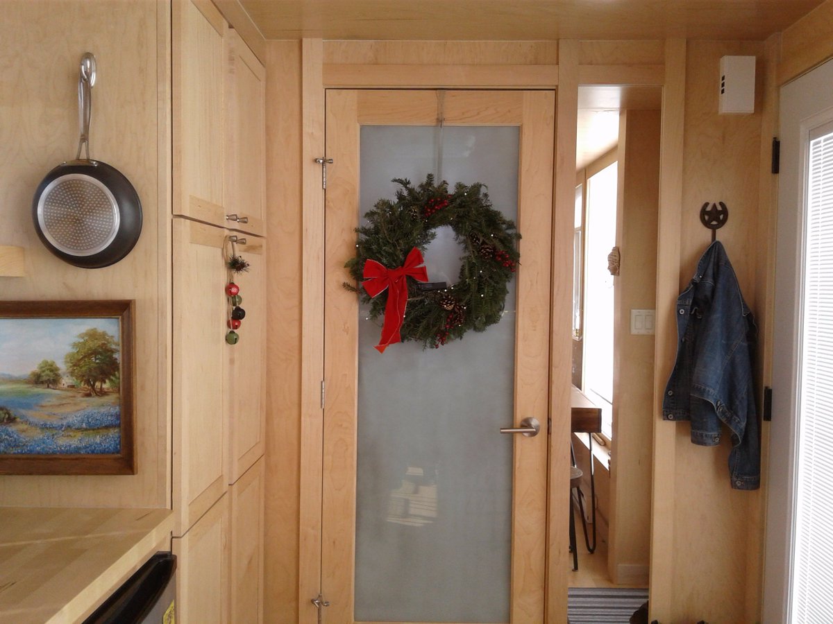 smallwardco's tweet photo. Lessons Learned From First Tiny House Christmas https://t.co/91VIEOqS5v #tinyhouse #tinyhousechristmas #livesmall #lessismore #simpleliving https://t.co/FqB7Cza0by