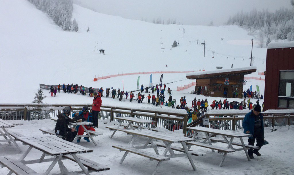 afsoutdoors's tweet photo. You know it's a powder day when people are queuing for the magic carpet! #Rossland #RedMt #Freshies #Blowerday https://t.co/sgybvpwQ4i