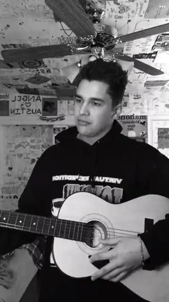 AmeezyRapariga's tweet photo. Vocês falam Austin Mahone e eu digo meme humano
#FORMEplusYOU3days https://t.co/S6709zKrI4