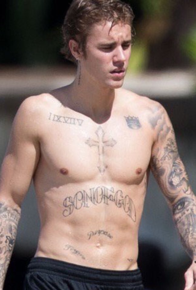 Mira Gonzalez on X: "i thought for a second that justin bieber had an enormous 'SEINFELD' tattoo across his stomach https://t.co/yuDeYcMPf9" / X