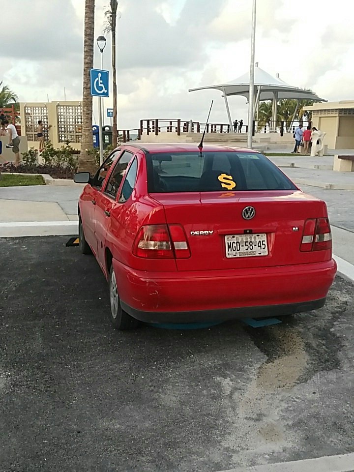 PoderAGCancun's tweet image. Dos autos en cajón para discapacitados sin tarjeton del mismo en la nueva playa langostas @sspcancun @rodrigoalcazaru @JonYongM #poderag