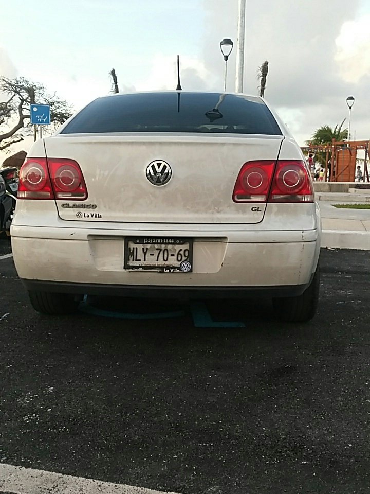 PoderAGCancun's tweet image. Dos autos en cajón para discapacitados sin tarjeton del mismo en la nueva playa langostas @sspcancun @rodrigoalcazaru @JonYongM #poderag