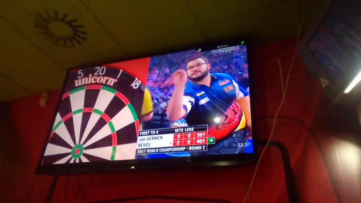 ozeillo7's tweet photo. En un bar de Almuñecar viendo al mas GRANDE #vamospichon https://t.co/kfRYsiFWgk