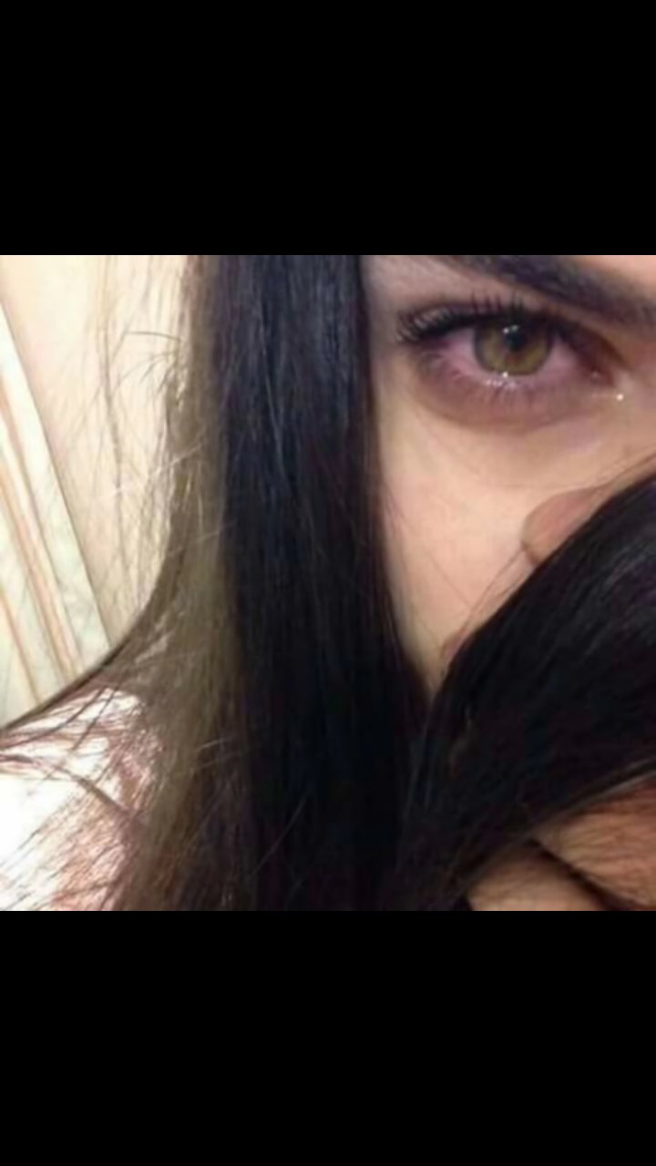 Девушка с заплаканными глазами. Девочка плачет без лица. Песня синяк на пол лица проснулся утром. Песня синяк на пол лица проснулся утром. Селфи плохого качества.