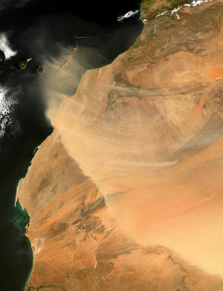 pacoguimera's tweet photo. Hoy seguimos con #Calima y arena del Sahara en #Canarias #IslasCanarias... #FotoNasa archivo. https://t.co/PapIhkRlC7