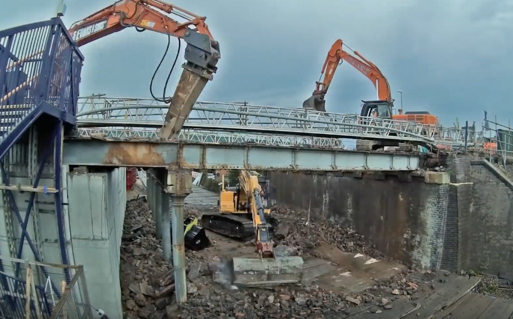 BetterRoads's tweet photo. VIDEO: Bridge replacement time-lapse covers demolition, gives great view of deck placement https://t.co/93CKP79piq https://t.co/jYPsGLfrM9