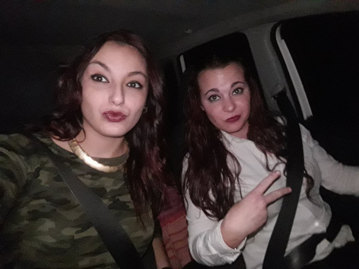 Laaravs's tweet photo. Arsaaaa!! Felices Fiestas a toosss!! @BissonLopez 💃☃👑 #hermanaa https://t.co/upq1xnWBXW