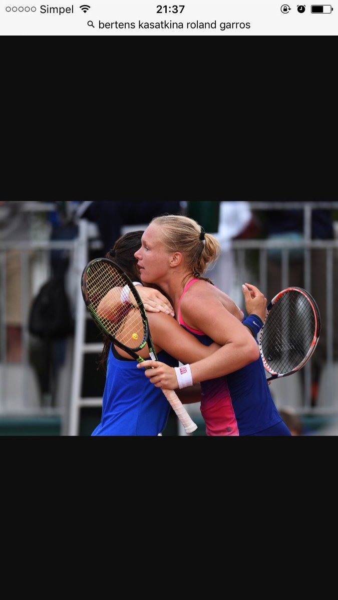 jkNed7's tweet photo. #WTAOscars  @pusher_stan  This Hug after a marathon match 3th round Roland Garros between Bertens and Kasatkina ❤ https://t.co/be0NAo86MQ