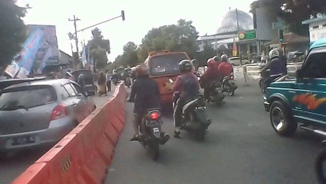 AdyIrwanda's tweet photo. @ir_achmadhusein lagi mandan rame soal lahan parkire rita ngarep alun alun apa yah pak.. Jerene tah gwe dalan macet https://t.co/qx5Lk0SaXk