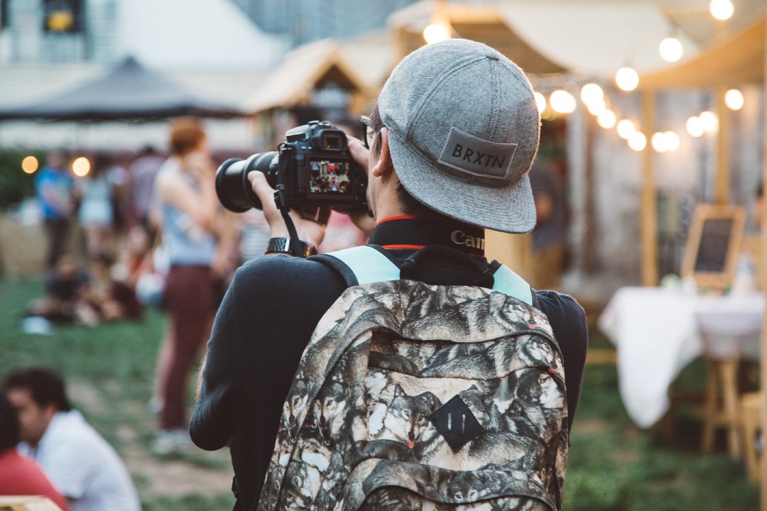 Para algunos, la cámara es una extensión de sí mismos. Conoce el trabajo de nuestros fotógrafos en socialice.cl/fotografos/