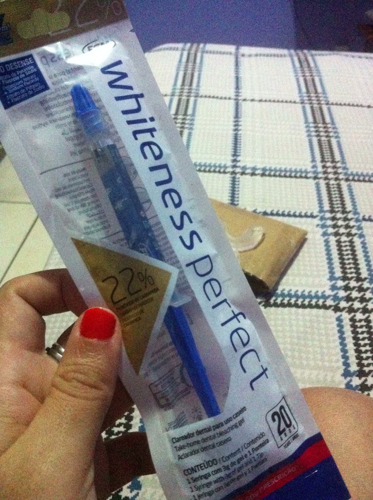 Vaneessjjee's tweet photo. Comprei 3 bisnagas de #WhitenessPerfect pra clarear os dentes em casa. Depois falo o que achei. https://t.co/YLlmu2md5E