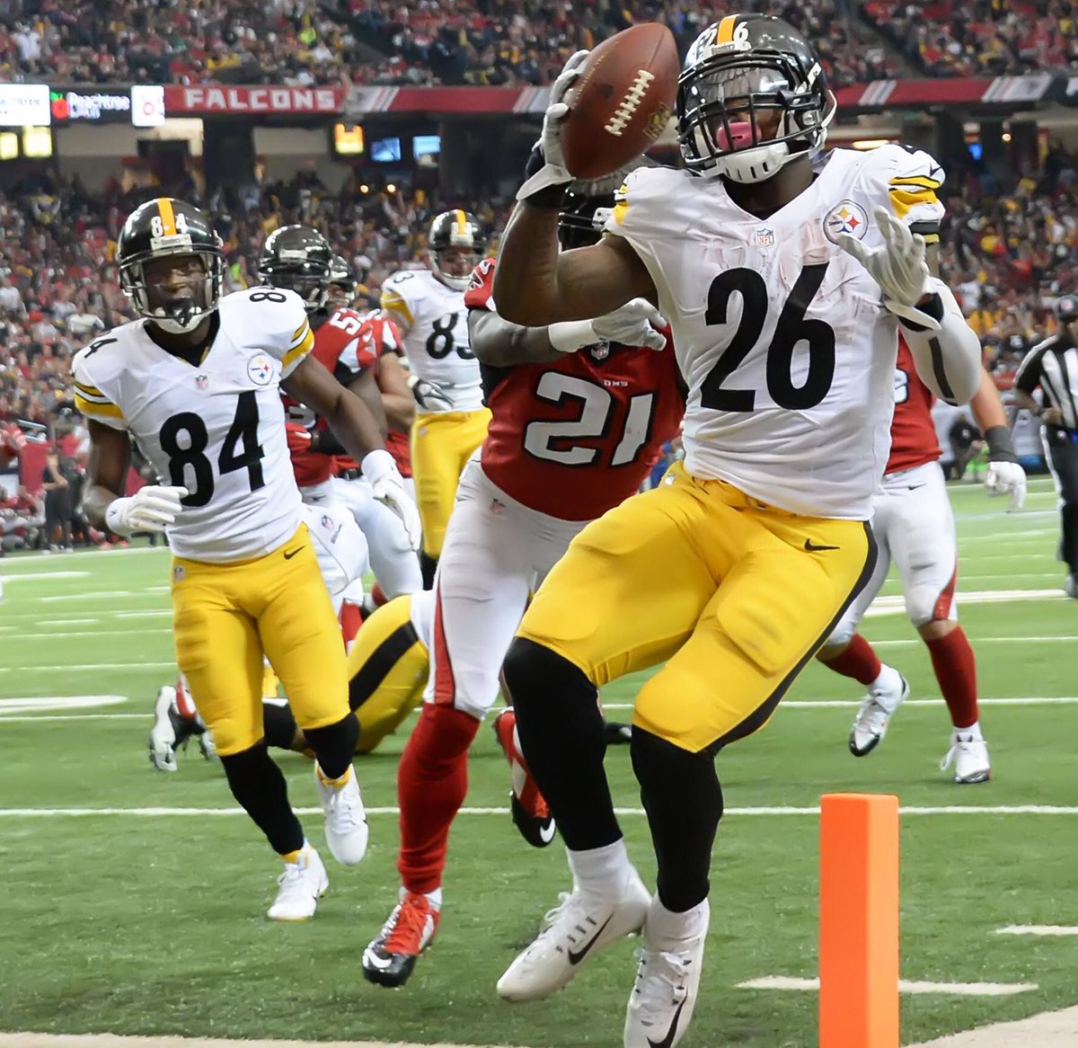 ScriptsByJames's tweet image. Who's better?

RT - Le'veon Bell
LIKE - David Johnson