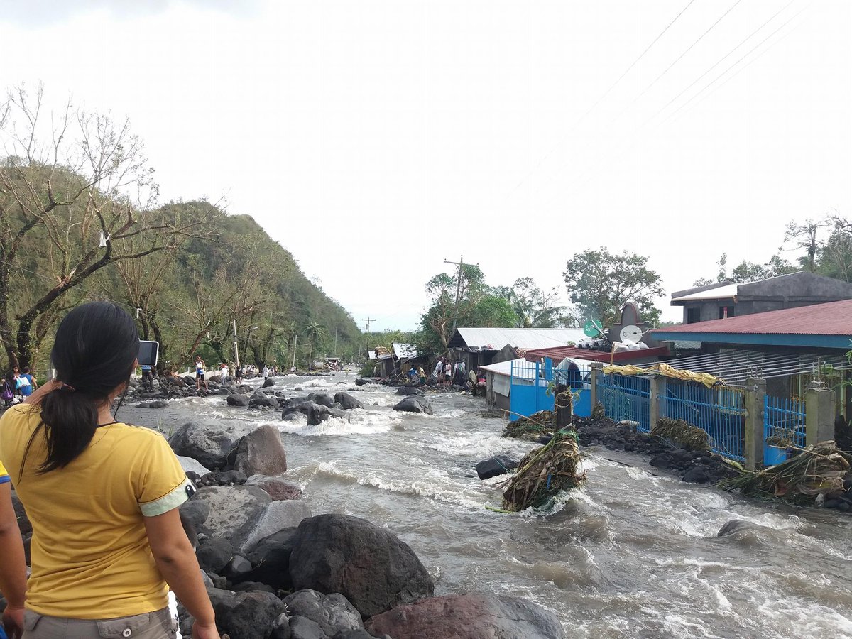 nababaha's tweet photo. Lahars along Mayon's slopes, similar to those formed during #RemingPH,also happened during #NinaPH. #LessonsLearned #HazardMaps #ProjectNOAH https://t.co/GgdC3wlTT3