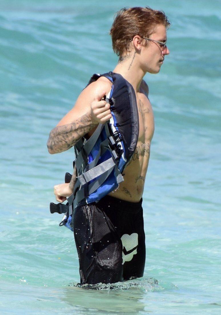 sthvjbs's tweet image. Justin Bieber fica escondido mais também quando aparece só Jesus pra me fazer aguentar essa barra que é amar ele #NOW2016 #NOWJustinBieber