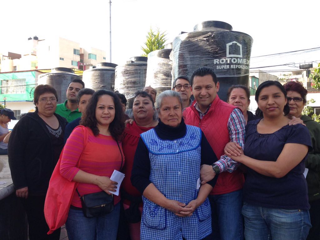 Tobetogonzalez's tweet photo. Terminamos el año igual que como lo comenzamos; trabajando por la gente de bien de #Tlalnepantla gracias @eruviel_avila @denisse_ugalde #TDB https://t.co/yhYSPn3hok