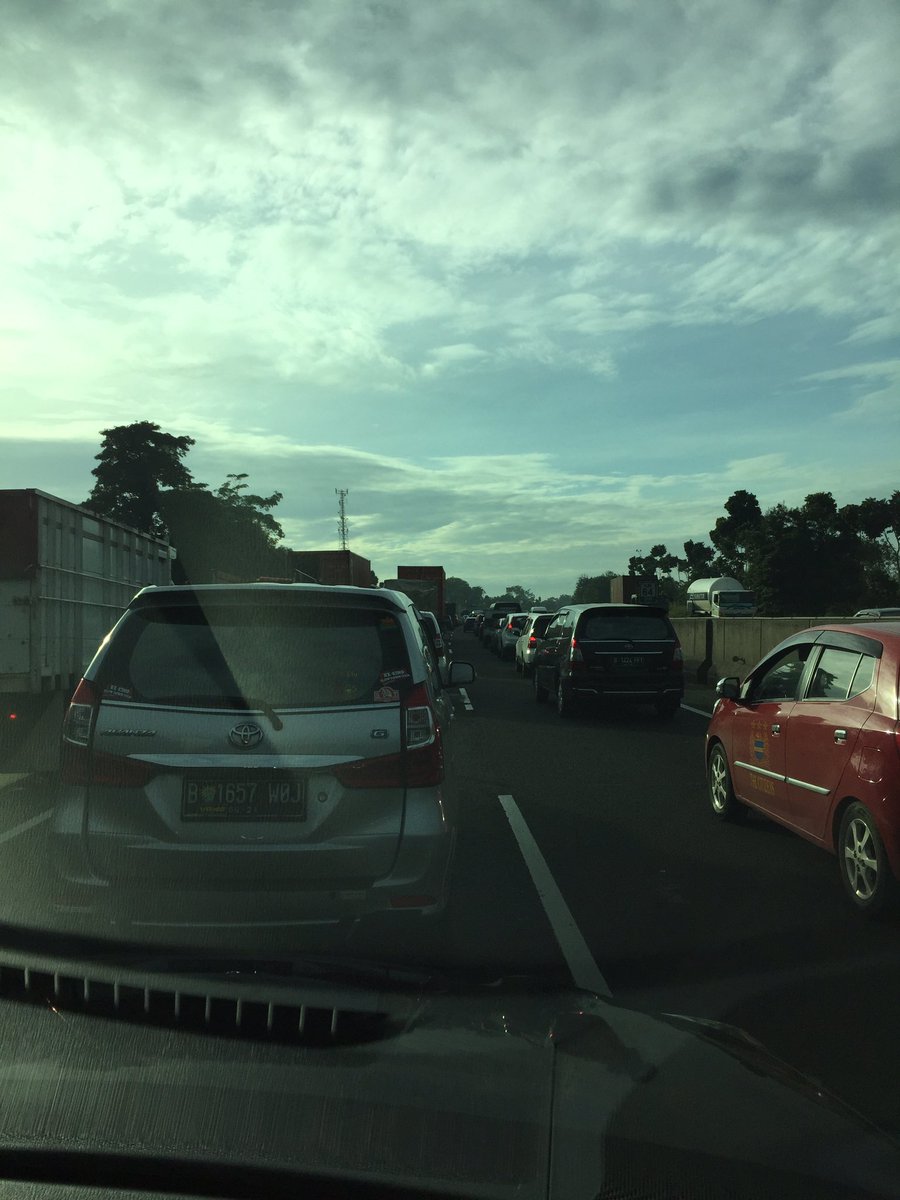 laurentjsg's tweet photo. @TMCPoldaMetro tol cikampek jkt arah cikampek macet sejak km 63 https://t.co/uMrvZQXk71