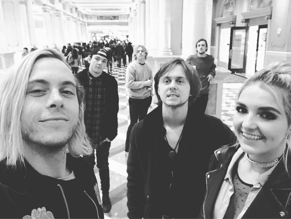 RikerLynch's tweet photo. We're bAAAAaaaack 😏🤘🏻😝 @venetianvegas #Ross21st https://t.co/t2eYF4WWnG