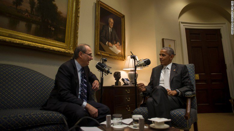CNNEE's tweet photo. Obama recuerda su peor momento: derrotado y en quiebra en el año 2000 https://t.co/CqLiQ2HiDz https://t.co/s5GRATU5si