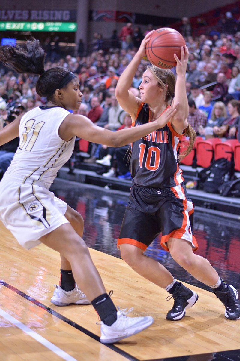 Kara_Richey's tweet photo. Batesville's Hannah Qualls fends off a Nettleton defender. Pioneers trail Raiders 42-32, 6:48 left. #NEA2016 https://t.co/1EurW6ToKe