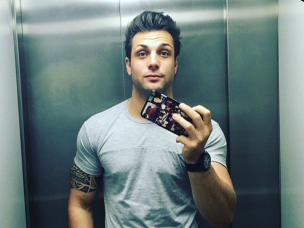 RT &amp; FV si <a href="/NicolaPorcella/">Nicola Porcella</a> Es el artista con más éxito del 2016

-CADA RT Y FV SUMA 1 PUNTO.

-LA ENCUESTA TERMINA MAÑANA 3PM