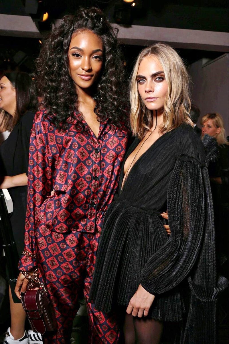 delevingner0812's tweet photo. 世界で最も美しい顔1位おめでとう🎊
Caraと仲良かったからすぐピンときた https://t.co/lNcbHnOyG7