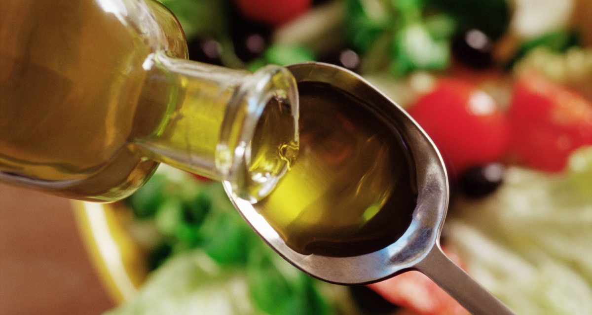 WebMD's tweet photo. Olive oil isn't just tasty. It's been shown to improve brain function over the long term &amp; protect against dementia: https://t.co/P0vTyCfjj1 https://t.co/xthWFG6chD