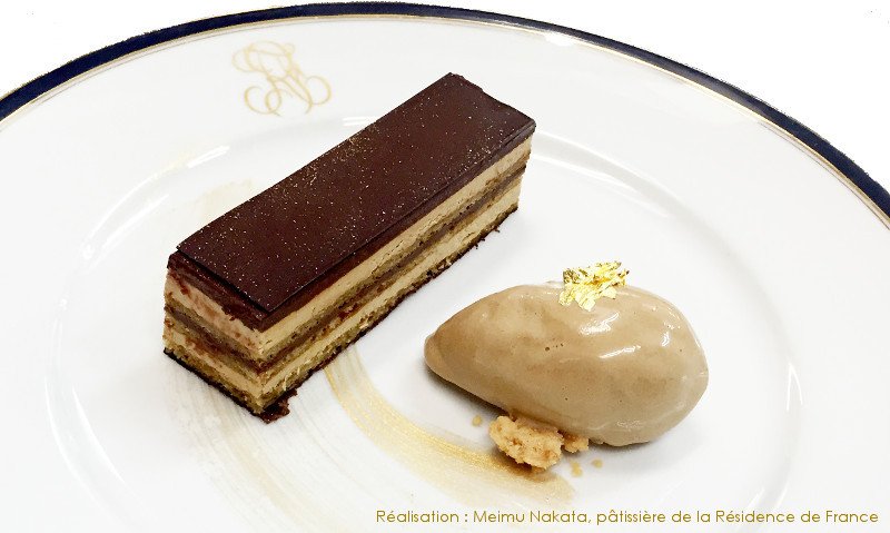 フランス大使館 パリを代表するケーキ オペラ ガナッシュ コーヒーのバタークリームが何層にも重なります 名前の由来はパリの オペラ座で 金箔が豪華な オペラ座をイメージしている 四角い形がオペラ座の舞台を思わせる チョコレート好きの