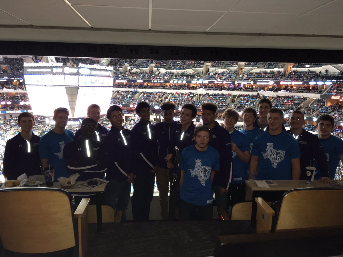 Dogs at <a href="/dallasmavs/">Dallas Mavericks</a> game tonight! #purple #GoDogs