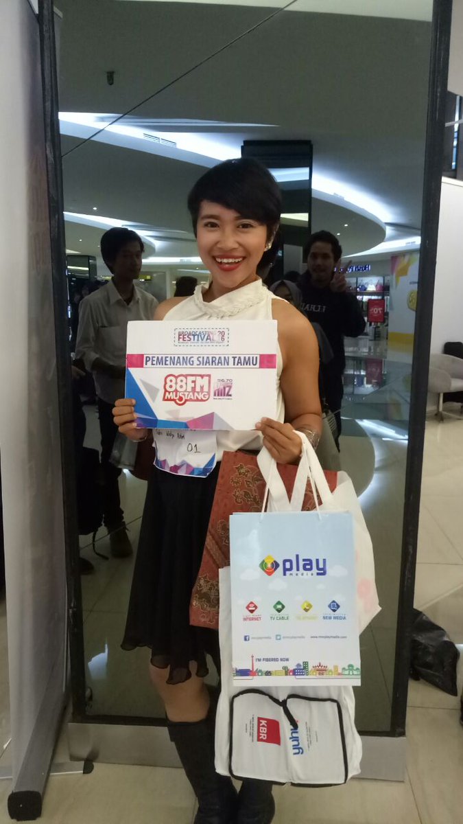 Kalau <a href="/IndriWidya27/">Indri Widya</a> sore ini siaran di #zonapegasus <a href="/mustang88fm/">Mustang 88 FM</a> w/ @febicil &amp; <a href="/fajar_ibel/">IBEL</a> stay tune! #BF2016 <a href="/BroadcastingFes/">BroadcastingFestival</a>