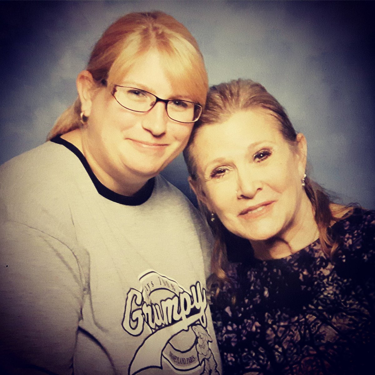 nxnou's tweet photo. ...
#RIPCarrie #CarrieFisher #imether #blessher https://t.co/AOHFr8sbiA