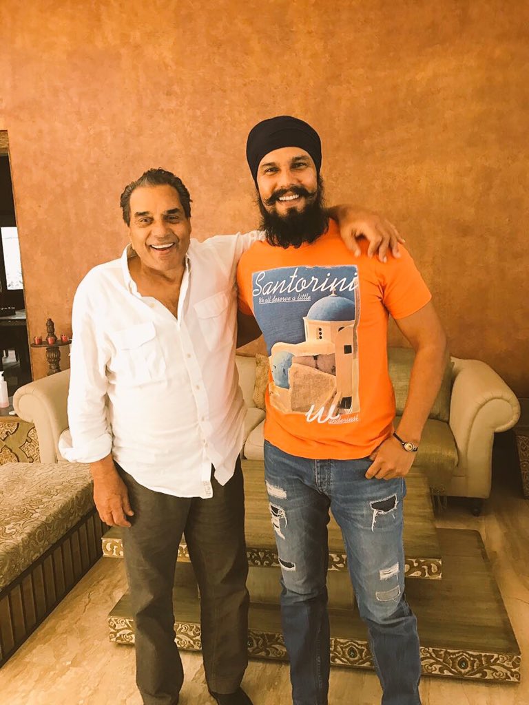 tsbollywood's tweet photo. @RandeepHooda compartió esta increíble foto junto a la superestrella #Dharmendra 

#RandeepHooda #SuperstarDharmendra https://t.co/3UwHzV5mnR