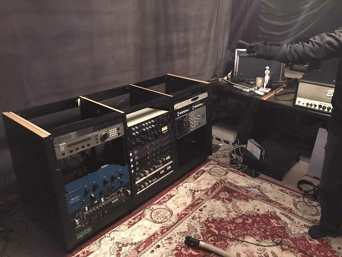 HellStudio666's tweet image. ヘルスタ大掃除