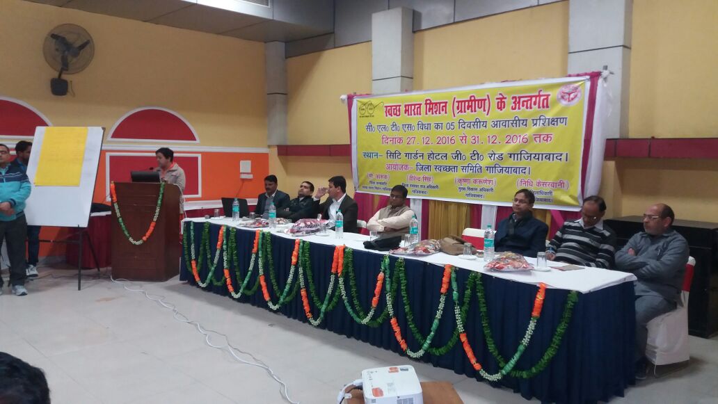 उपनिदेशक(पंचायत), मेरठ मंडल(उ0प्र0), मेरठ प्रतिभागियों को संबोधित करते हुए