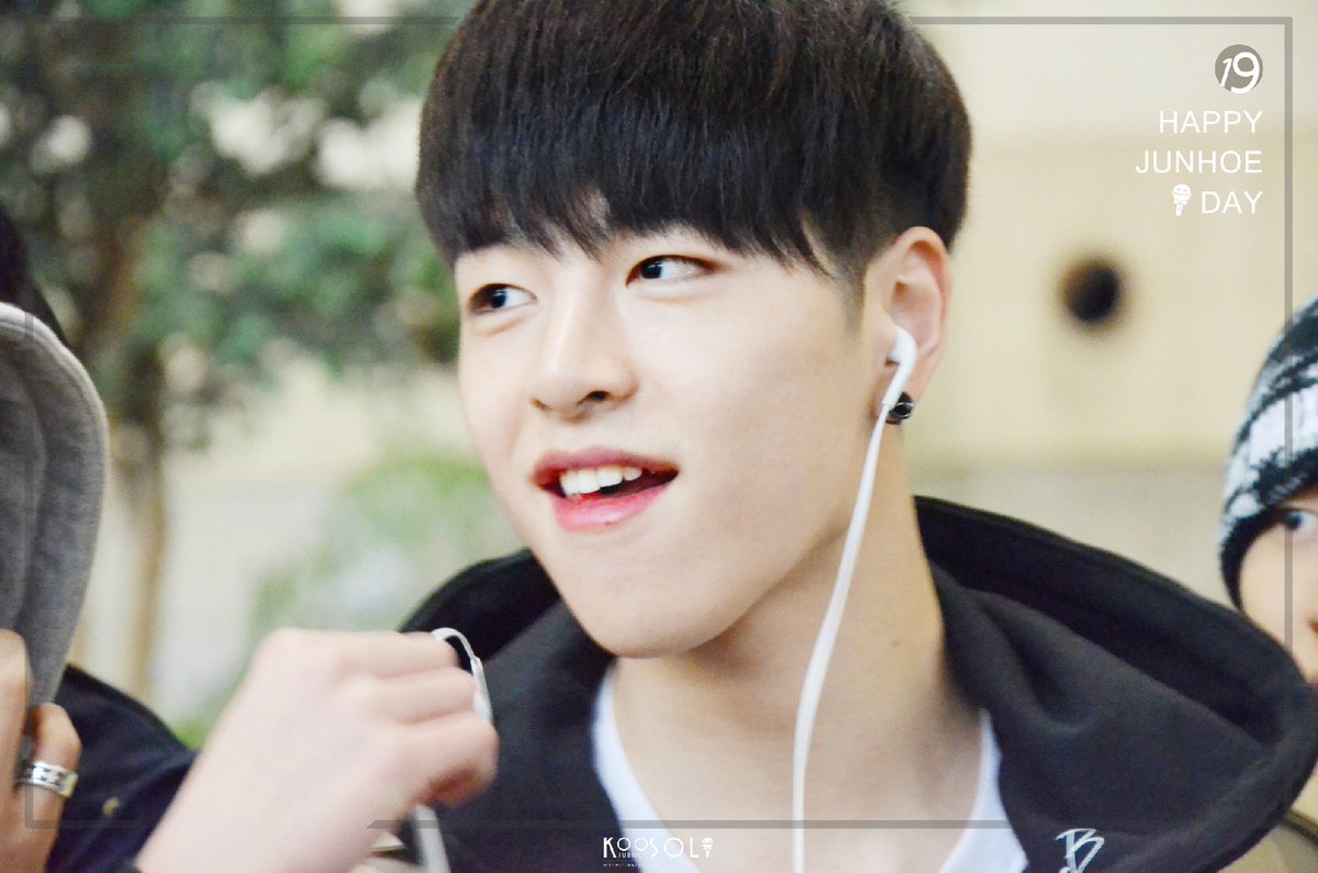 the02kiddo's tweet photo. J : พี่ๆยืมโทรศัพท์หน่อยดิ
H : ทำไรอ่ะ /ยื่น
J : อยากเห็นแฟนในอนาคตพี่ปะ?
H : อยากๆ
J : /ถ่ายรูป อ่ะ คนนี้เลย
H : ไอ้บ้า
#แจวจุนบิน #junbin https://t.co/9NZ0kBAorW
