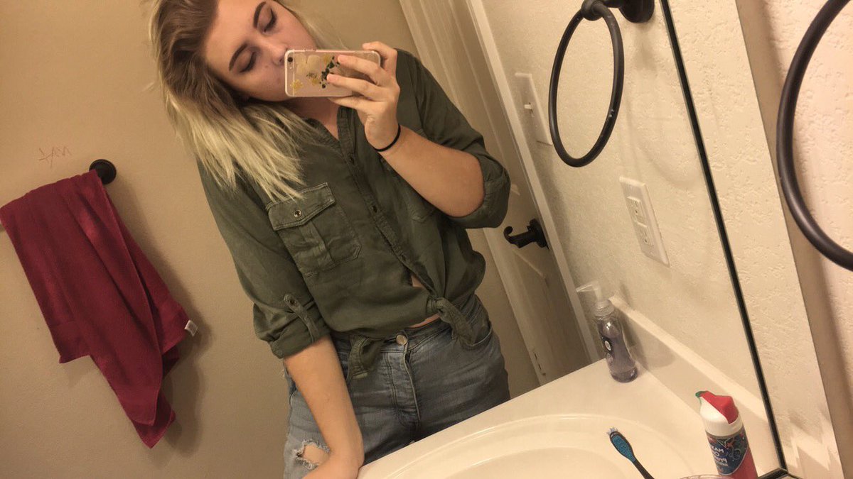 flatsoundd's tweet photo. hardcore lesbian or fashion icon 🤔🤔🤔 https://t.co/fhNUCC2Ffm