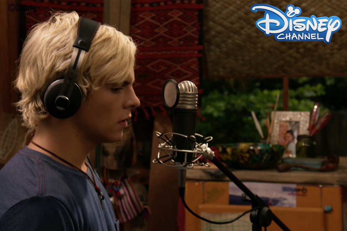 ディズニー チャンネル公式 明日はロス リンチの21歳のバースデー そこで今夜25時 は ティーン ビーチ 2 をお届けします ちなみにこの作品でロス君が使用した撮影小道具 ヘッドフォンやギター他 実は日本にあるんです 来年 時期未定