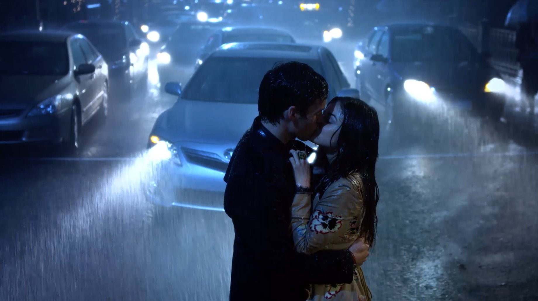 Поцелуй под дождем в машине