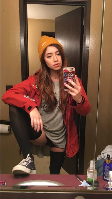 Reminiscing to the time i had lighter hair. Considering going a light ash brown soon https://t.co/s0