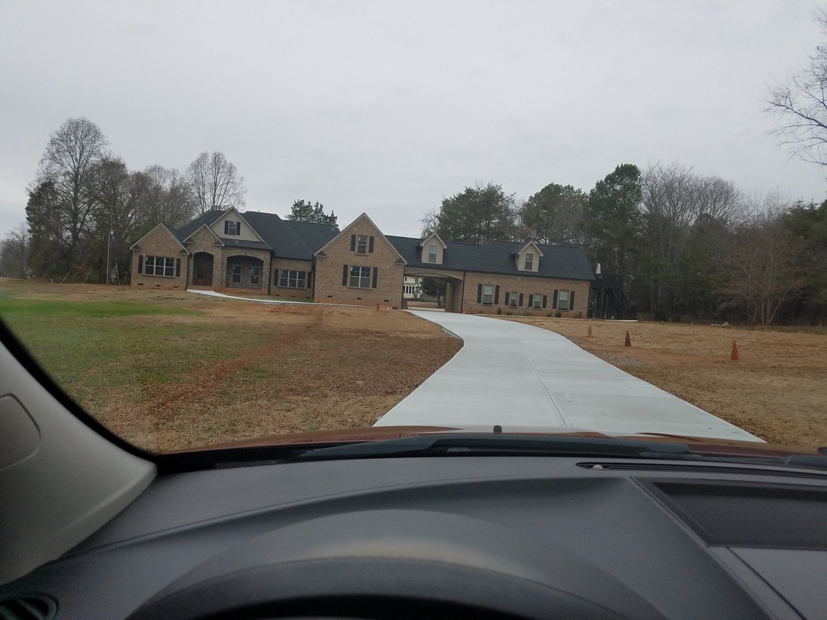 QCRealtorMM's tweet photo. 10,000 Square Feet Home located near Lake Wylie! https://t.co/ARNFTVfyfr