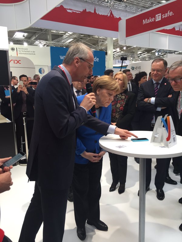 Our most shared Tweet #2016: Group CEO Urs Rüegsegger explains #Paymit to German Chancellor Angela Merkel