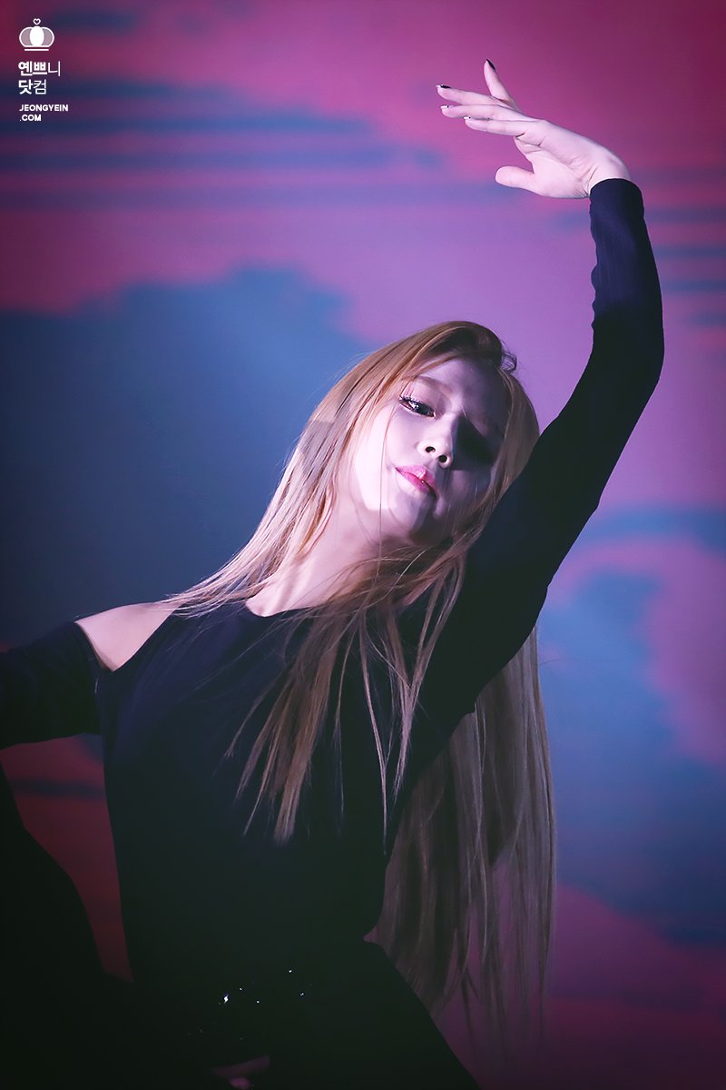 C0vwTr0UUAEkn01.jpg:orig