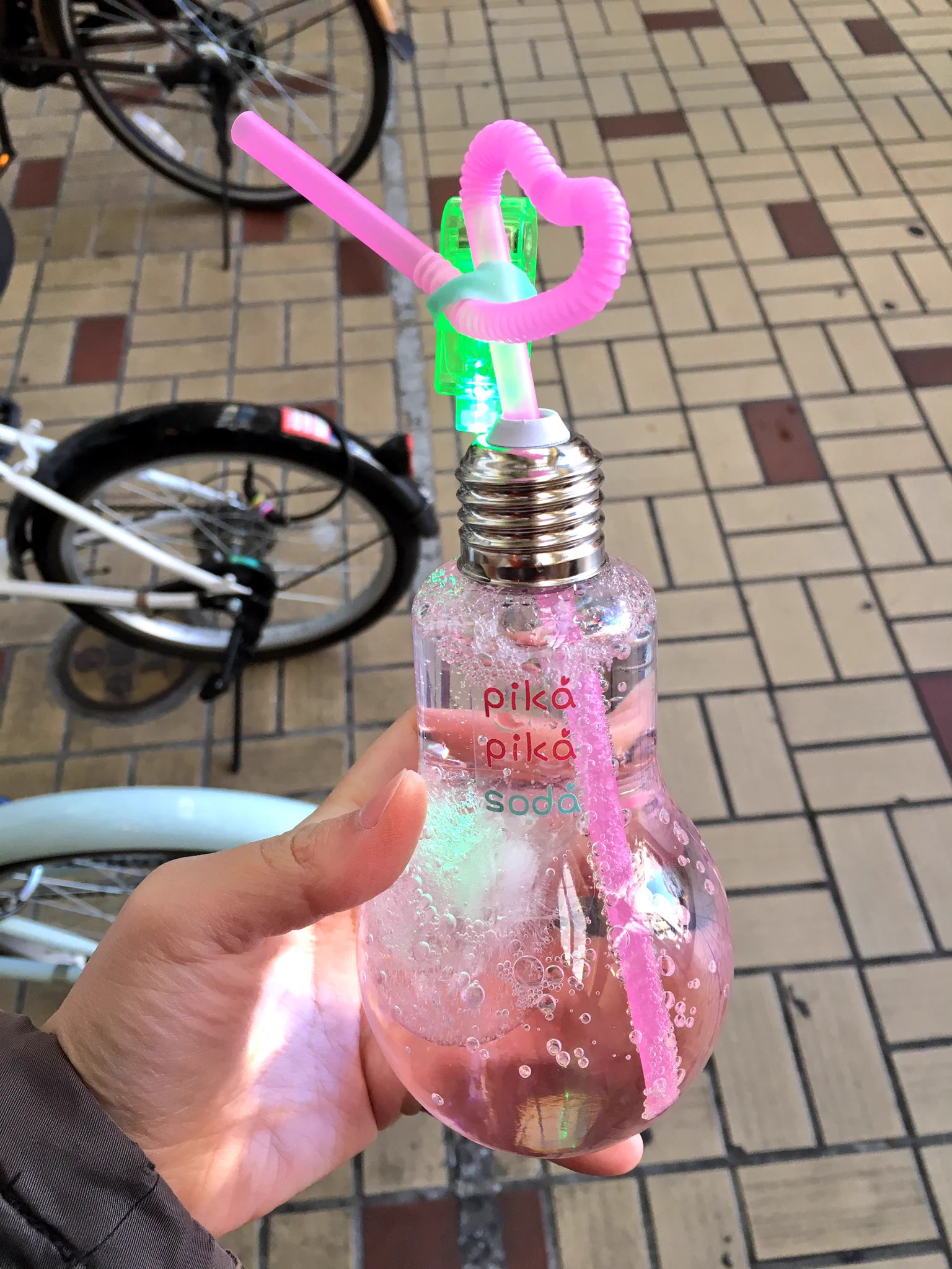 なんだこのソーダ…！！ピカピカしてて可愛すぎるｗｗｗ